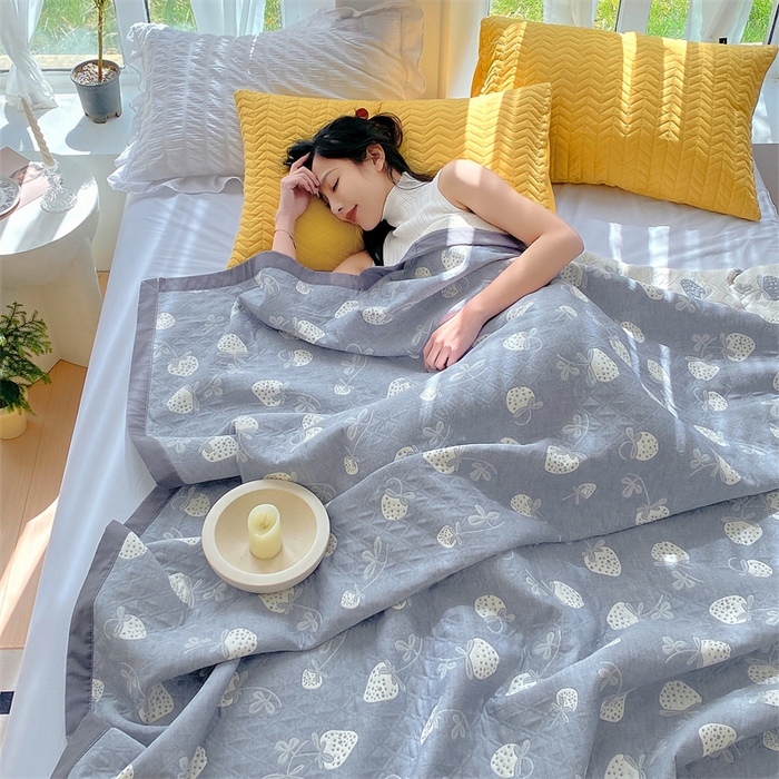 91家纺网 家纺一手货源 找家纺 ME/ERA HOME寐时代 2025新款a类全棉三层纱多功能毛巾被盖毯床单夏被 甜心草莓-蓝