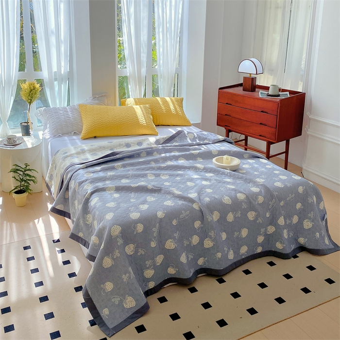 91家纺网 家纺一手货源 找家纺 ME/ERA HOME寐时代 2025新款a类全棉三层纱多功能毛巾被盖毯床单夏被 甜心草莓-蓝