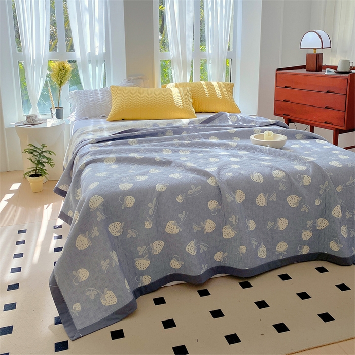 91家纺网 家纺一手货源 找家纺 ME/ERA HOME寐时代 2025新款a类全棉三层纱多功能毛巾被盖毯床单夏被 甜心草莓-蓝