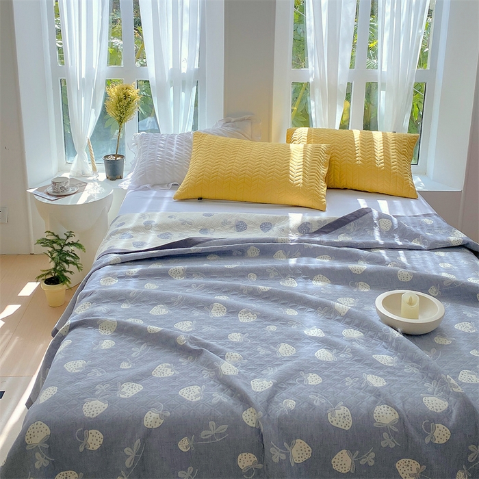 91家纺网 家纺一手货源 找家纺 ME/ERA HOME寐时代 2025新款a类全棉三层纱多功能毛巾被盖毯床单夏被 甜心草莓-蓝