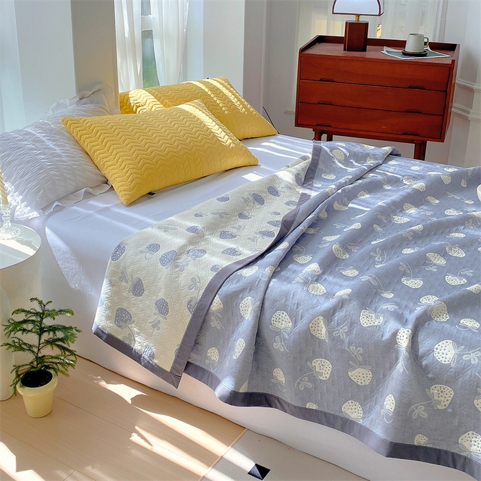 91家纺网 家纺一手货源 找家纺 ME/ERA HOME寐时代 2025新款a类全棉三层纱多功能毛巾被盖毯床单夏被 甜心草莓-蓝