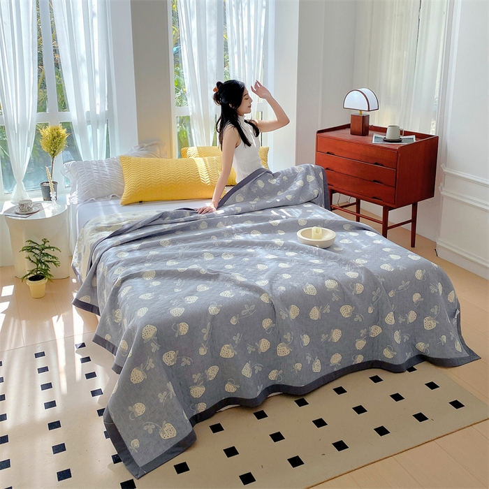 91家纺网 家纺一手货源 找家纺 ME/ERA HOME寐时代 2025新款a类全棉三层纱多功能毛巾被盖毯床单夏被 甜心草莓-蓝