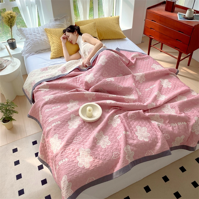 91家纺网 家纺一手货源 找家纺 ME/ERA HOME寐时代 2025新款a类全棉三层纱多功能毛巾被盖毯床单夏被 云朵小熊-粉