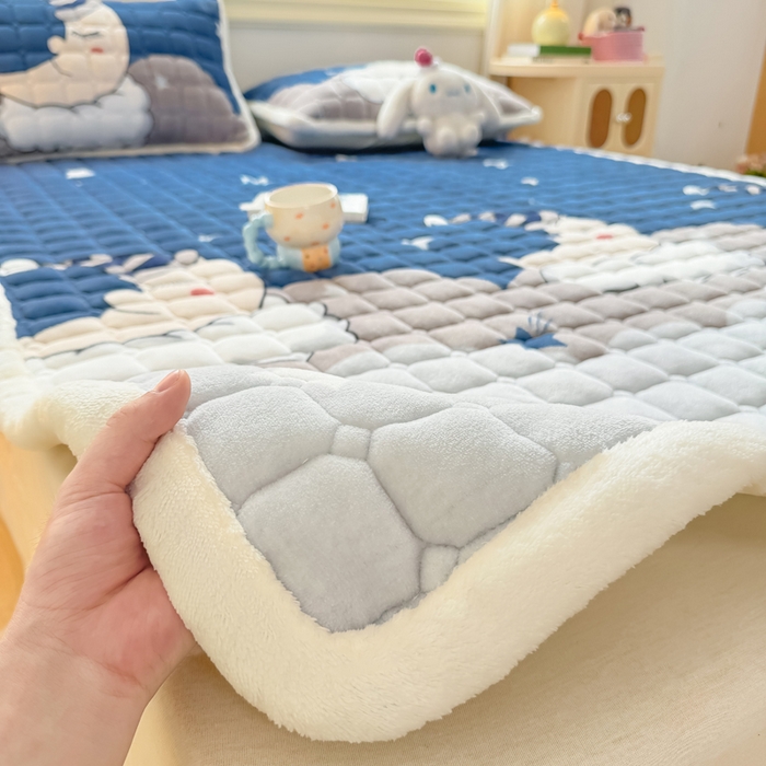 91家纺网 家纺一手货源 找家纺 优品惠 2025新款牛奶绒床垫床褥垫子床护垫冬季加绒加厚夹棉床盖 月亮蓝