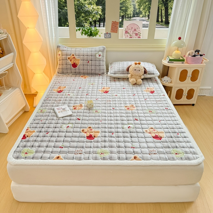 91家纺网 家纺一手货源 找家纺 优品惠 2025新款牛奶绒床垫床褥垫子床护垫冬季加绒加厚夹棉床盖 抱抱熊