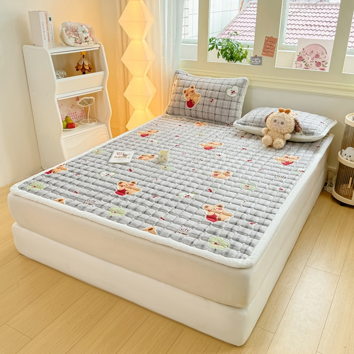 91家纺网 家纺一手货源 找家纺 优品惠 2025新款牛奶绒床垫床褥垫子床护垫冬季加绒加厚夹棉床盖 抱抱熊