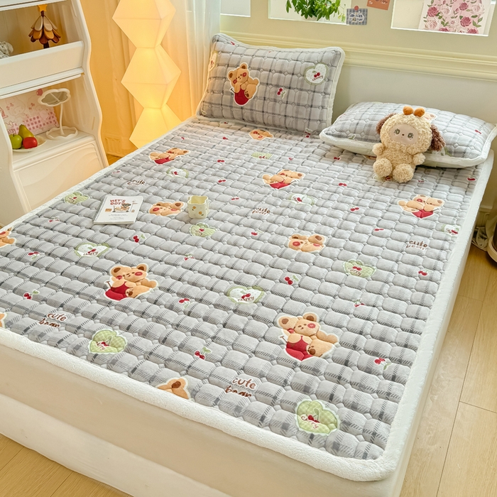 91家纺网 家纺一手货源 找家纺 优品惠 2025新款牛奶绒床垫床褥垫子床护垫冬季加绒加厚夹棉床盖 抱抱熊