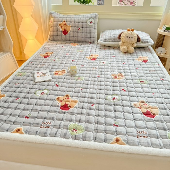 91家纺网 家纺一手货源 找家纺 优品惠 2025新款牛奶绒床垫床褥垫子床护垫冬季加绒加厚夹棉床盖 抱抱熊