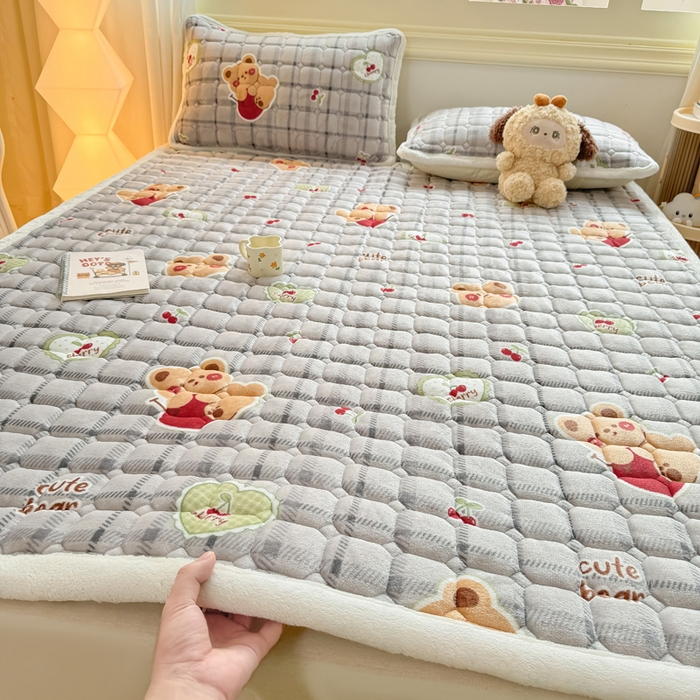 91家纺网 家纺一手货源 找家纺 优品惠 2025新款牛奶绒床垫床褥垫子床护垫冬季加绒加厚夹棉床盖 抱抱熊