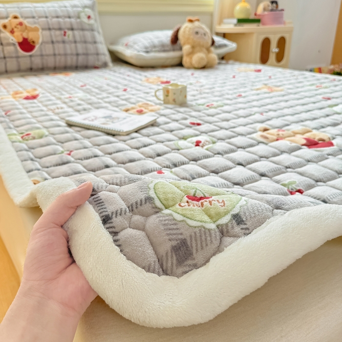 91家纺网 家纺一手货源 找家纺 优品惠 2025新款牛奶绒床垫床褥垫子床护垫冬季加绒加厚夹棉床盖 抱抱熊