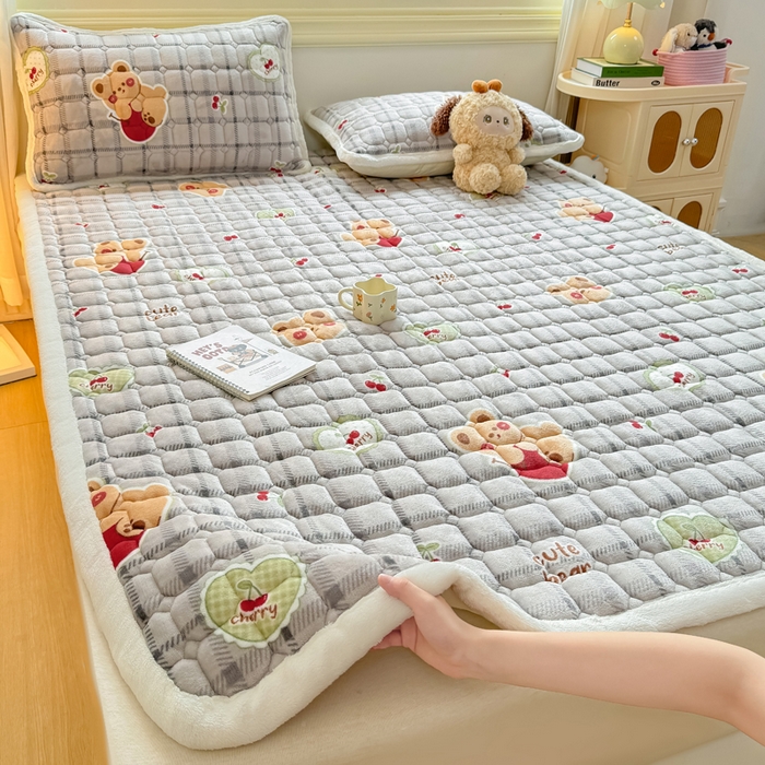 91家纺网 家纺一手货源 找家纺 优品惠 2025新款牛奶绒床垫床褥垫子床护垫冬季加绒加厚夹棉床盖 抱抱熊