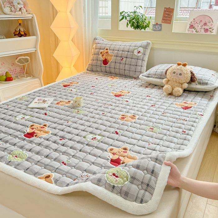 91家纺网 家纺一手货源 找家纺 优品惠 2025新款牛奶绒床垫床褥垫子床护垫冬季加绒加厚夹棉床盖 抱抱熊