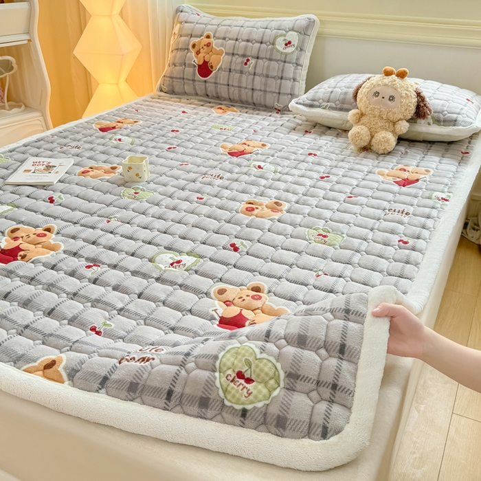 91家纺网 家纺一手货源 找家纺 优品惠 2025新款牛奶绒床垫床褥垫子床护垫冬季加绒加厚夹棉床盖 抱抱熊