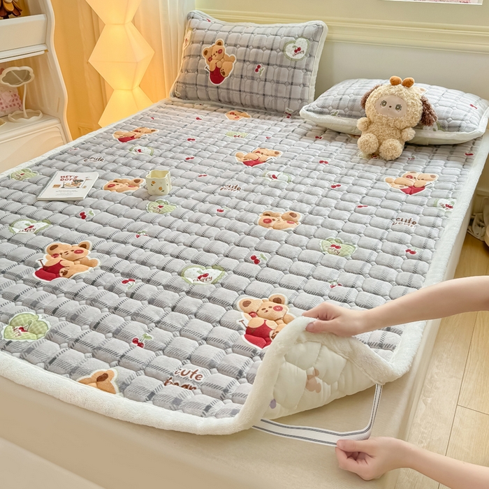 91家纺网 家纺一手货源 找家纺 优品惠 2025新款牛奶绒床垫床褥垫子床护垫冬季加绒加厚夹棉床盖 抱抱熊