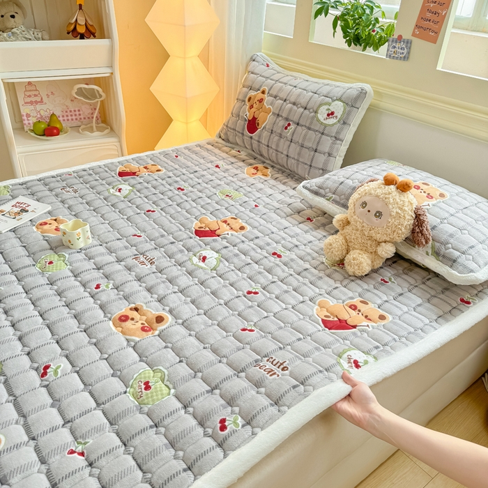 91家纺网 家纺一手货源 找家纺 优品惠 2025新款牛奶绒床垫床褥垫子床护垫冬季加绒加厚夹棉床盖 抱抱熊