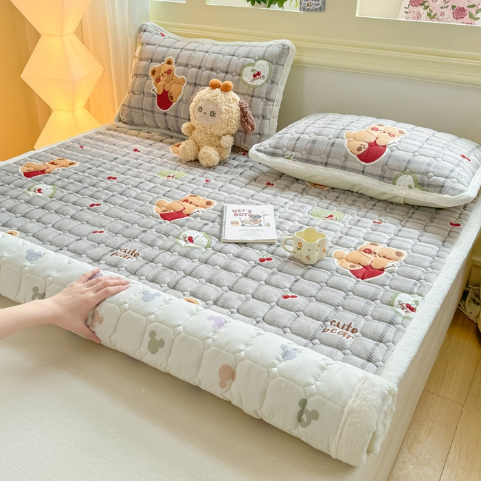 91家纺网 家纺一手货源 找家纺 优品惠 2025新款牛奶绒床垫床褥垫子床护垫冬季加绒加厚夹棉床盖 抱抱熊