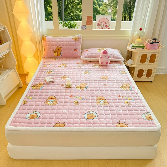 91家纺网 家纺一手货源 找家纺 优品惠 2025新款牛奶绒床垫床褥垫子床护垫冬季加绒加厚夹棉床盖 卡皮巴拉粉