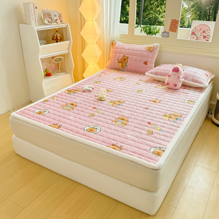 91家纺网 家纺一手货源 找家纺 优品惠 2025新款牛奶绒床垫床褥垫子床护垫冬季加绒加厚夹棉床盖 卡皮巴拉粉