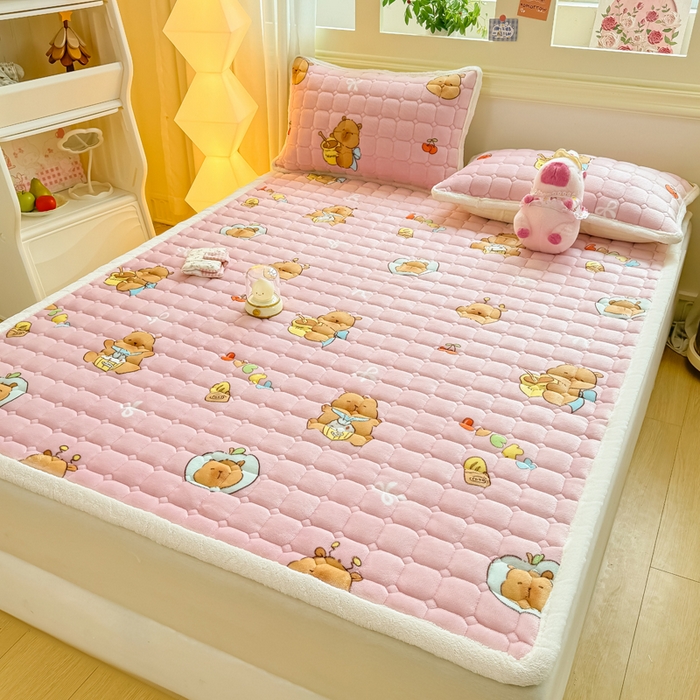 91家纺网 家纺一手货源 找家纺 优品惠 2025新款牛奶绒床垫床褥垫子床护垫冬季加绒加厚夹棉床盖 卡皮巴拉粉