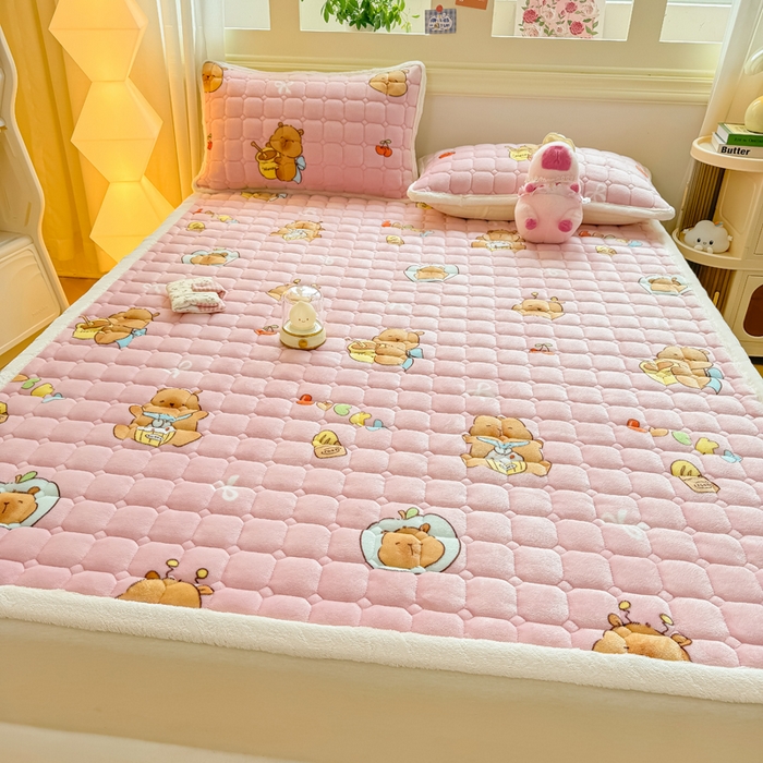 91家纺网 家纺一手货源 找家纺 优品惠 2025新款牛奶绒床垫床褥垫子床护垫冬季加绒加厚夹棉床盖 卡皮巴拉粉