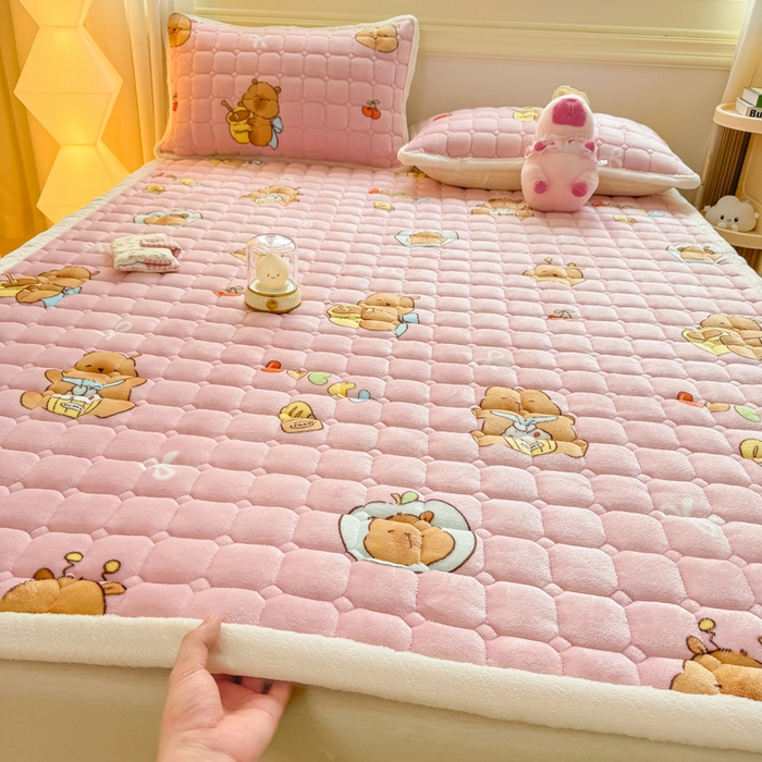 91家纺网 家纺一手货源 找家纺 优品惠 2025新款牛奶绒床垫床褥垫子床护垫冬季加绒加厚夹棉床盖 卡皮巴拉粉