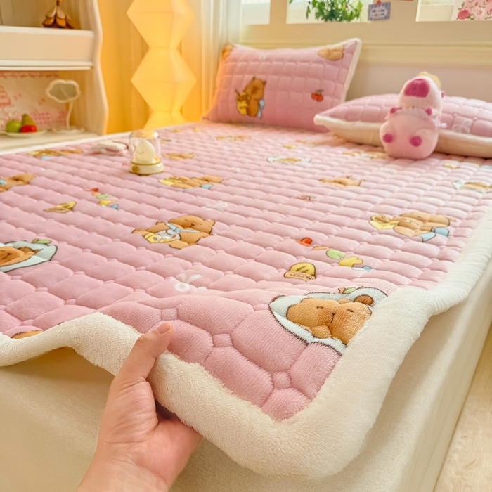 91家纺网 家纺一手货源 找家纺 优品惠 2025新款牛奶绒床垫床褥垫子床护垫冬季加绒加厚夹棉床盖 卡皮巴拉粉