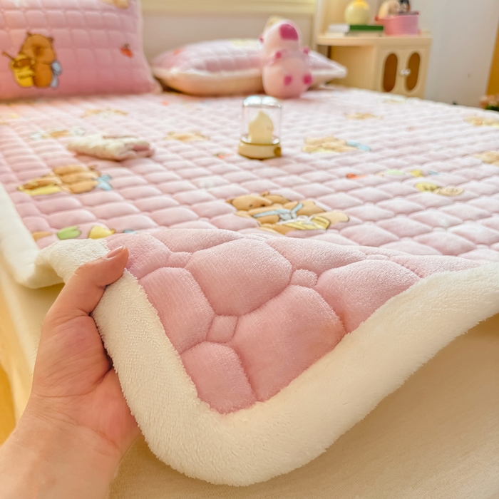 91家纺网 家纺一手货源 找家纺 优品惠 2025新款牛奶绒床垫床褥垫子床护垫冬季加绒加厚夹棉床盖 卡皮巴拉粉