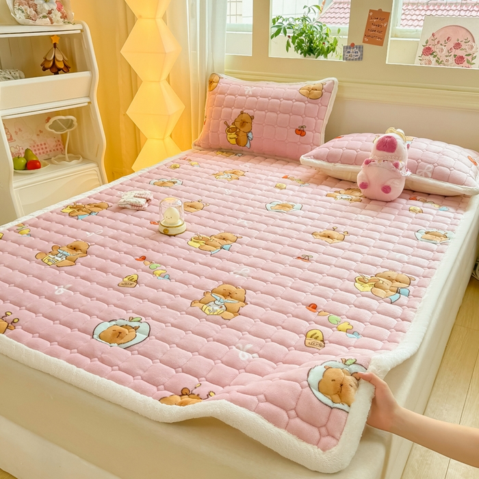 91家纺网 家纺一手货源 找家纺 优品惠 2025新款牛奶绒床垫床褥垫子床护垫冬季加绒加厚夹棉床盖 卡皮巴拉粉