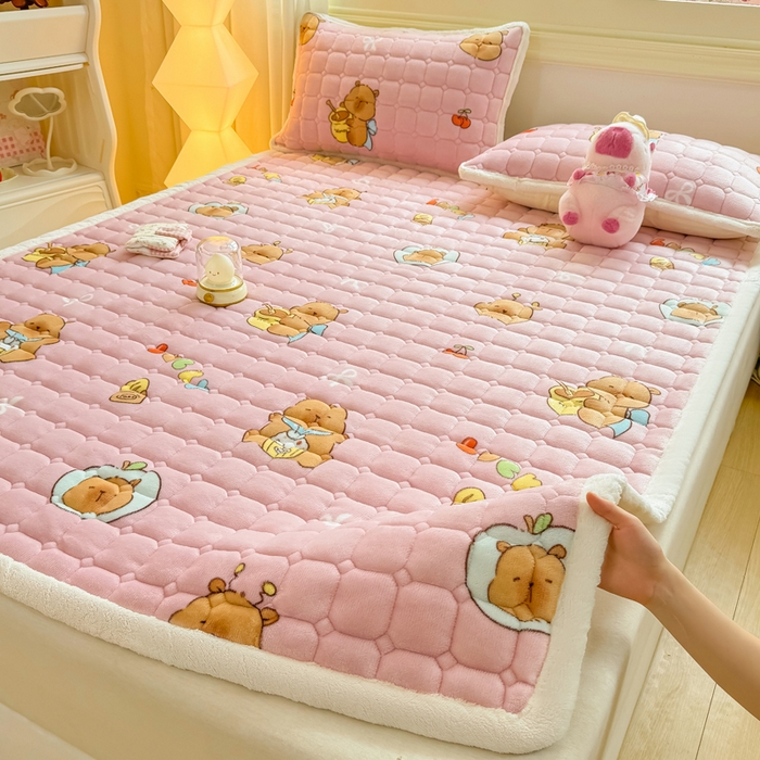 91家纺网 家纺一手货源 找家纺 优品惠 2025新款牛奶绒床垫床褥垫子床护垫冬季加绒加厚夹棉床盖 卡皮巴拉粉