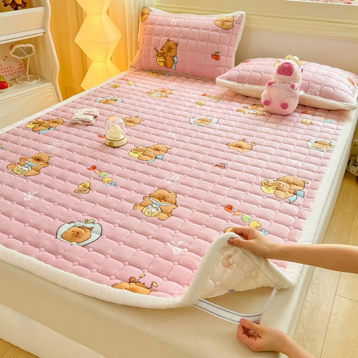 91家纺网 家纺一手货源 找家纺 优品惠 2025新款牛奶绒床垫床褥垫子床护垫冬季加绒加厚夹棉床盖 卡皮巴拉粉