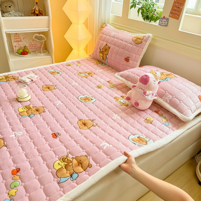 91家纺网 家纺一手货源 找家纺 优品惠 2025新款牛奶绒床垫床褥垫子床护垫冬季加绒加厚夹棉床盖 卡皮巴拉粉