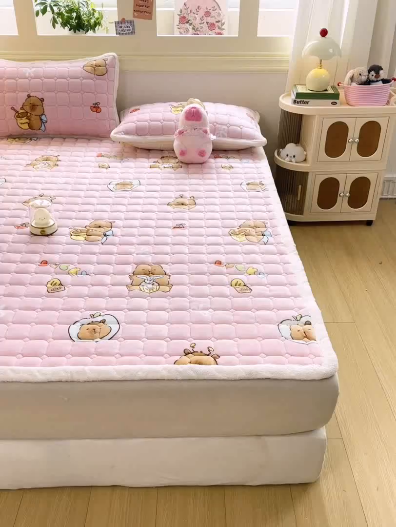 91家纺网 家纺一手货源 找家纺 优品惠 2025新款牛奶绒床垫床褥垫子床护垫冬季加绒加厚夹棉床盖 卡皮巴拉粉