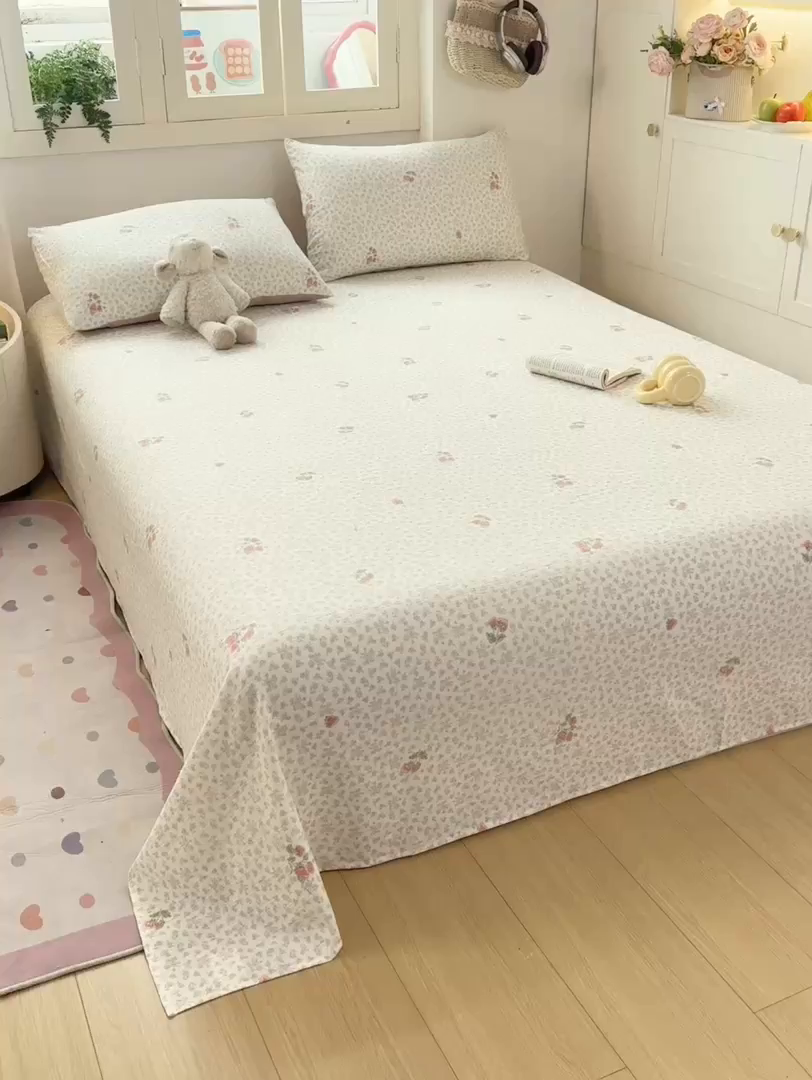 91家纺网 家纺一手货源 找家纺 夜笙家纺 2025新款110克水洗棉双层纱单床单系列 甜心草莓