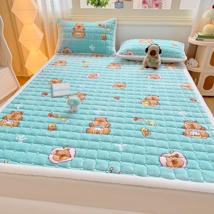 91家纺网 家纺一手货源 找家纺 优品惠 2025新款牛奶绒床垫床褥垫子床护垫冬季加绒加厚夹棉床盖 卡皮巴拉蓝