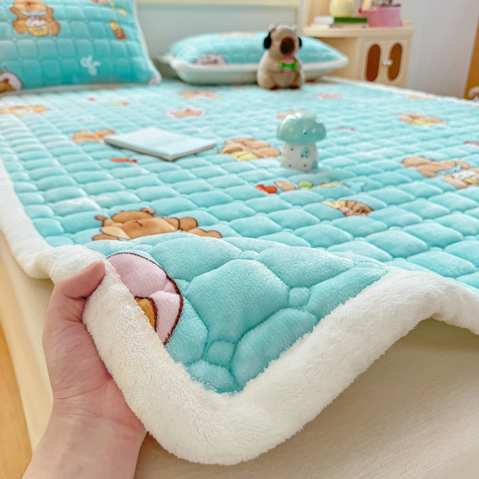 91家纺网 家纺一手货源 找家纺 优品惠 2025新款牛奶绒床垫床褥垫子床护垫冬季加绒加厚夹棉床盖 卡皮巴拉蓝