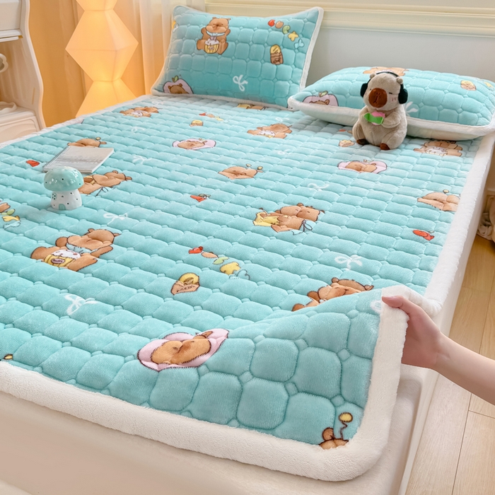 91家纺网 家纺一手货源 找家纺 优品惠 2025新款牛奶绒床垫床褥垫子床护垫冬季加绒加厚夹棉床盖 卡皮巴拉蓝