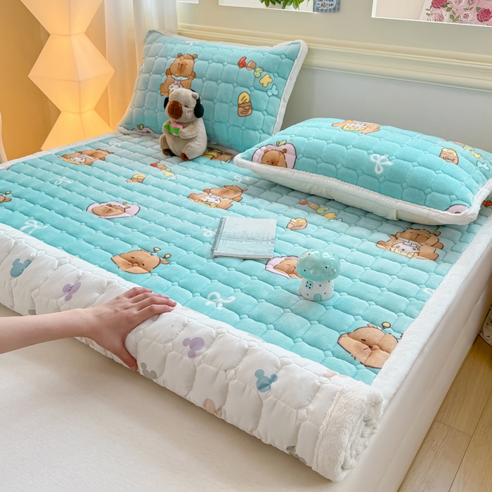 91家纺网 家纺一手货源 找家纺 优品惠 2025新款牛奶绒床垫床褥垫子床护垫冬季加绒加厚夹棉床盖 卡皮巴拉蓝