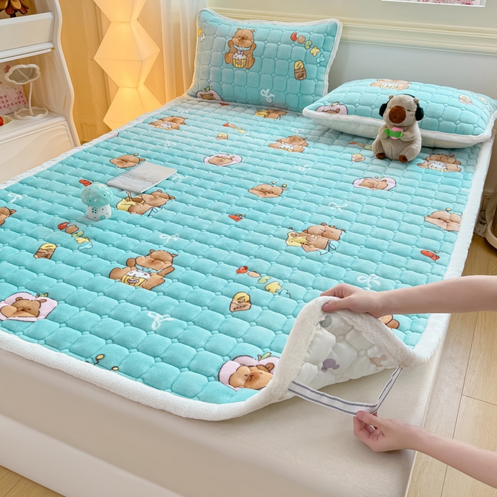 91家纺网 家纺一手货源 找家纺 优品惠 2025新款牛奶绒床垫床褥垫子床护垫冬季加绒加厚夹棉床盖 卡皮巴拉蓝