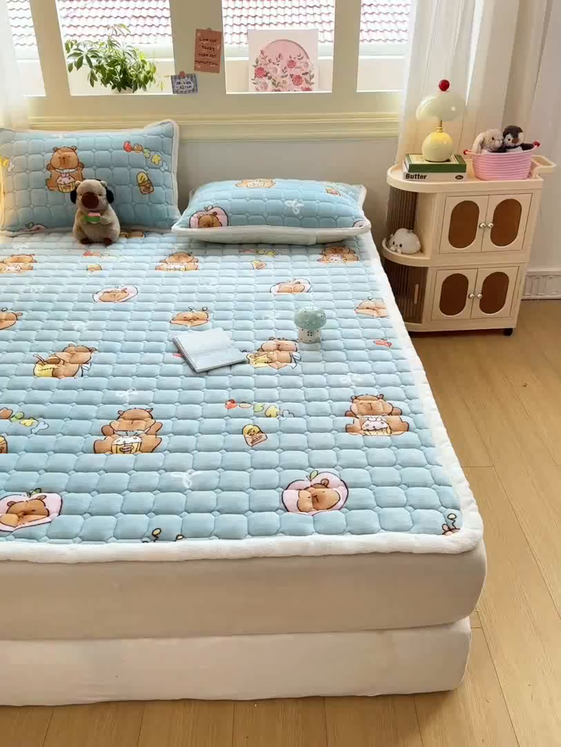 91家纺网 家纺一手货源 找家纺 优品惠 2025新款牛奶绒床垫床褥垫子床护垫冬季加绒加厚夹棉床盖 卡皮巴拉蓝