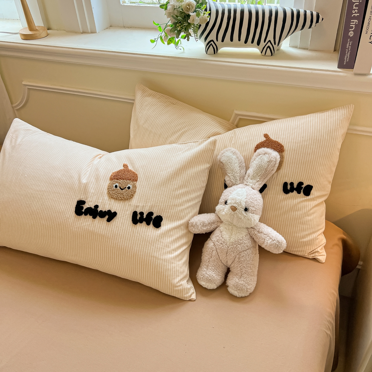 多乐家纺 2025新款卡通全棉磨毛毛巾绣单枕套 坚果家族-细条咖