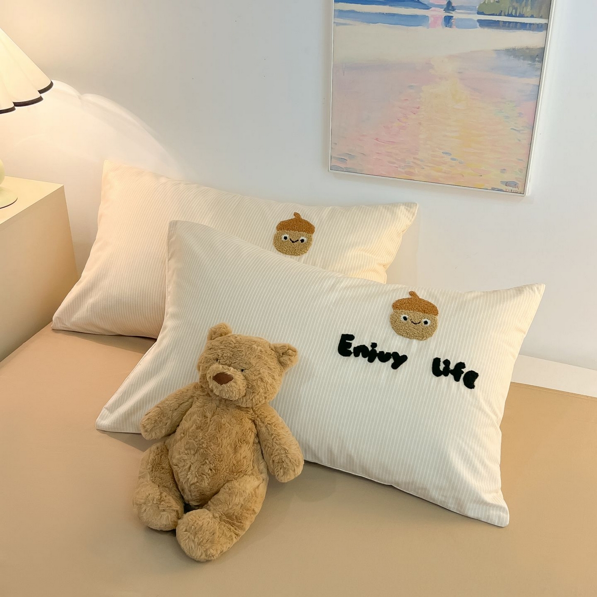 91家纺网 家纺一手货源 找家纺 多乐家纺 2025新款卡通全棉磨毛毛巾绣单枕套 坚果家族-细条咖