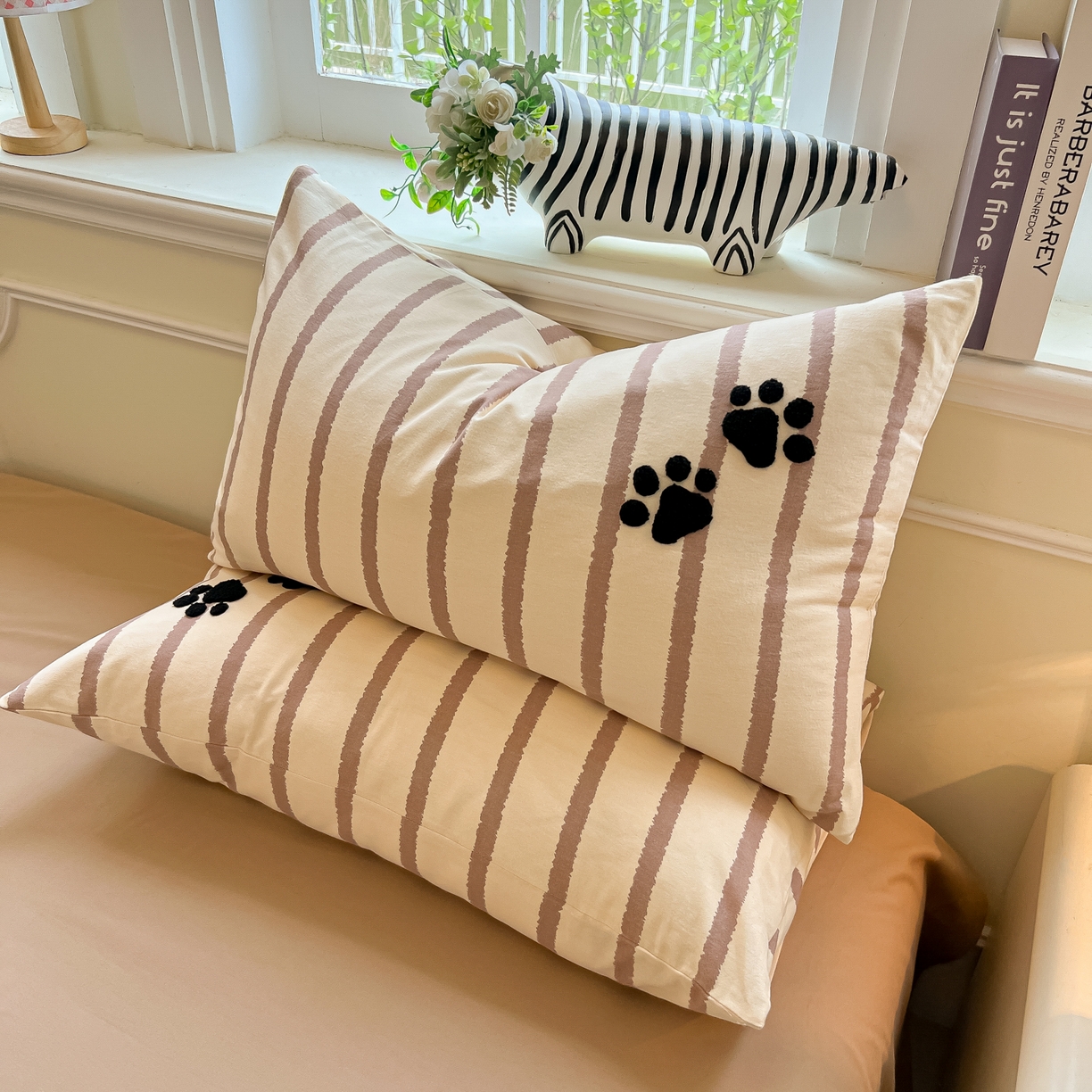 91家纺网 家纺一手货源 找家纺 多乐家纺 2025新款卡通全棉磨毛毛巾绣单枕套 腊肠狗-咖条