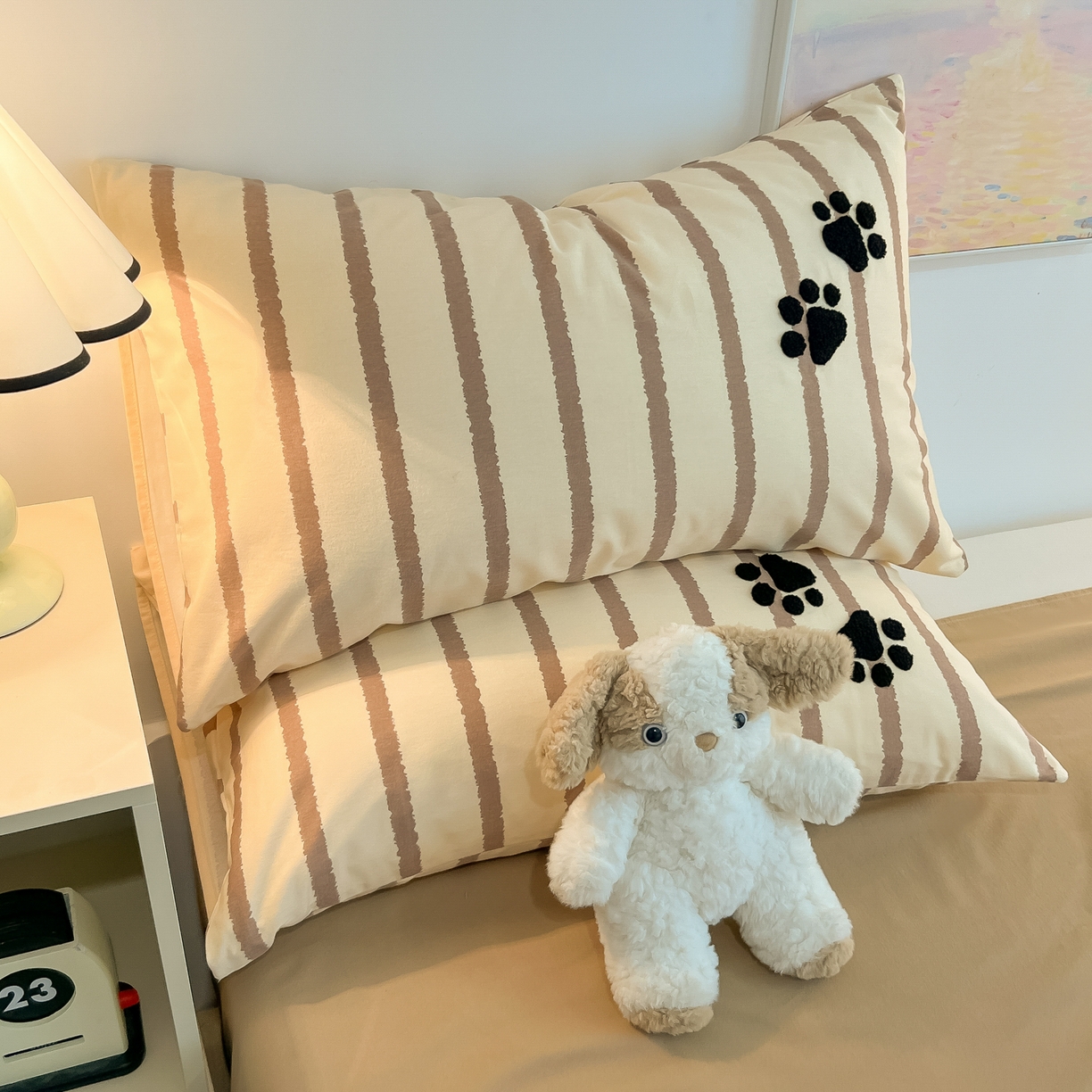 91家纺网 家纺一手货源 找家纺 多乐家纺 2025新款卡通全棉磨毛毛巾绣单枕套 腊肠狗-咖条