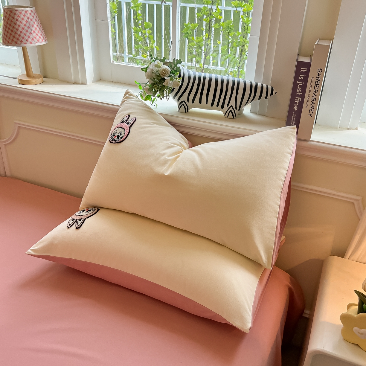 91家纺网 家纺一手货源 找家纺 多乐家纺 2025新款卡通全棉磨毛毛巾绣单枕套 三只兔子-奶粉