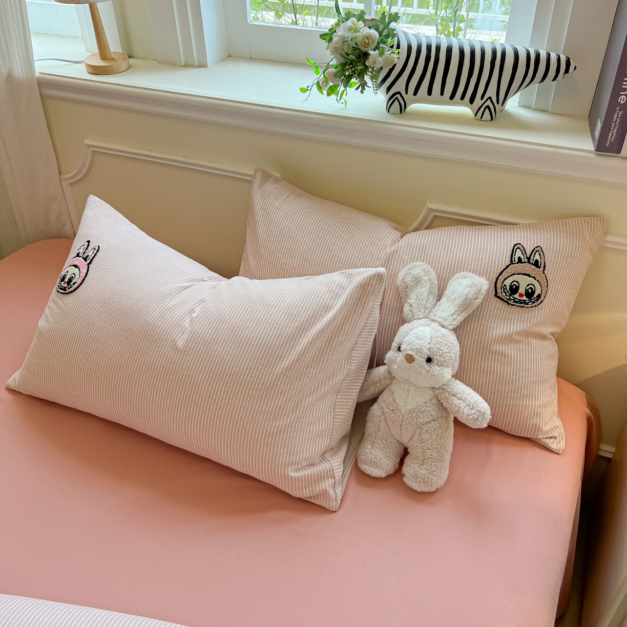 多乐家纺 2025新款卡通全棉磨毛毛巾绣单枕套 三只兔子-细条粉