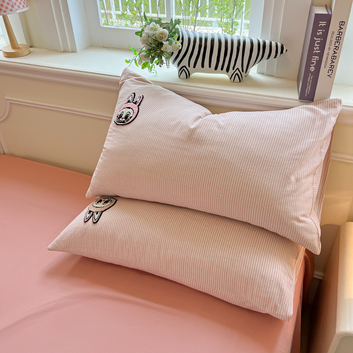 91家纺网 家纺一手货源 找家纺 多乐家纺 2025新款卡通全棉磨毛毛巾绣单枕套 三只兔子-细条粉