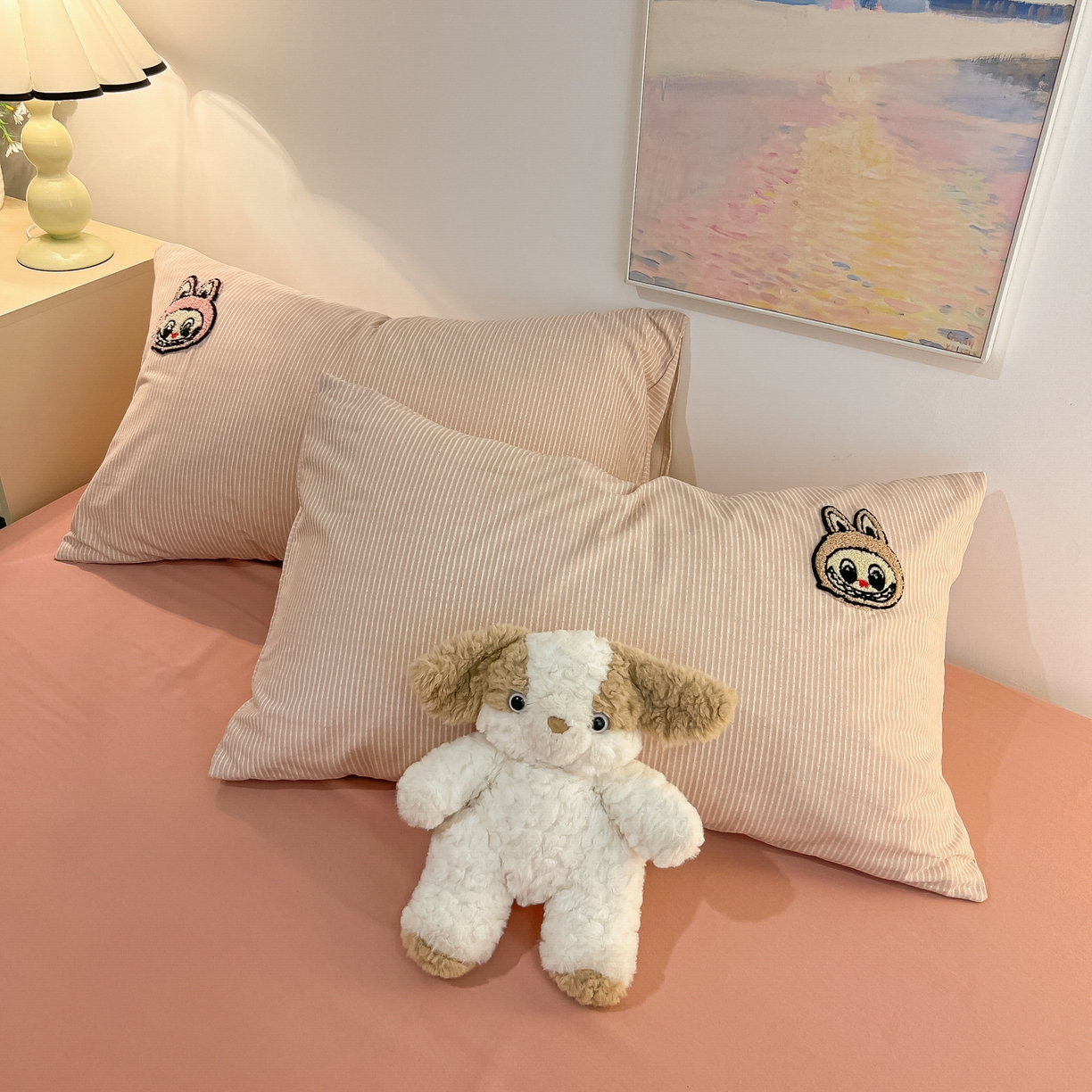 91家纺网 家纺一手货源 找家纺 多乐家纺 2025新款卡通全棉磨毛毛巾绣单枕套 三只兔子-细条粉