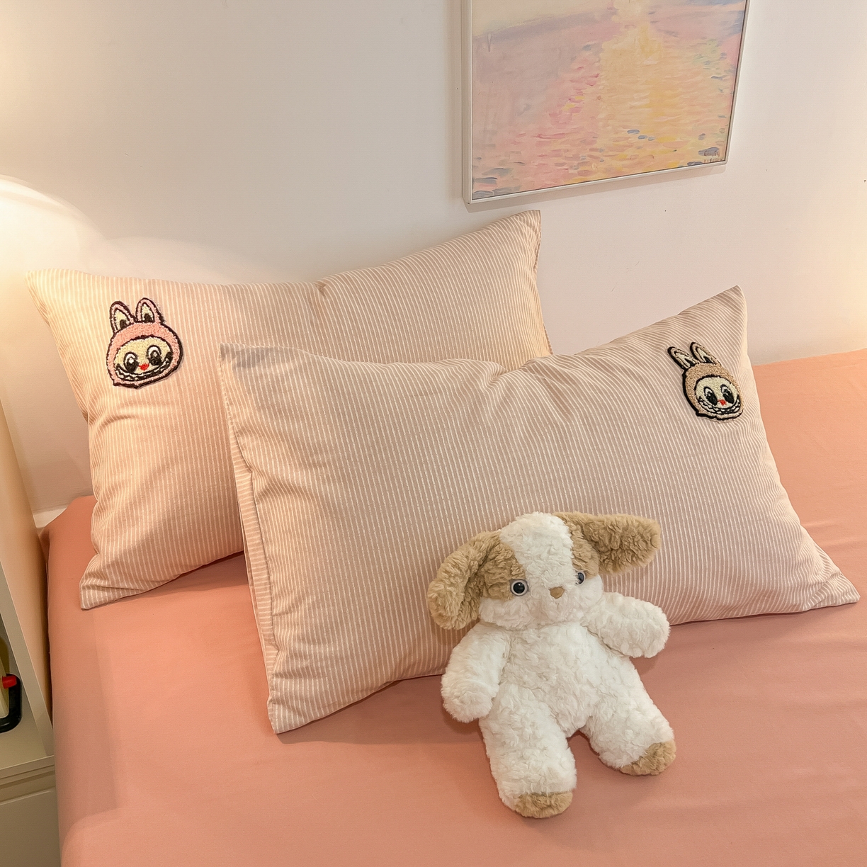 91家纺网 家纺一手货源 找家纺 多乐家纺 2025新款卡通全棉磨毛毛巾绣单枕套 三只兔子-细条粉