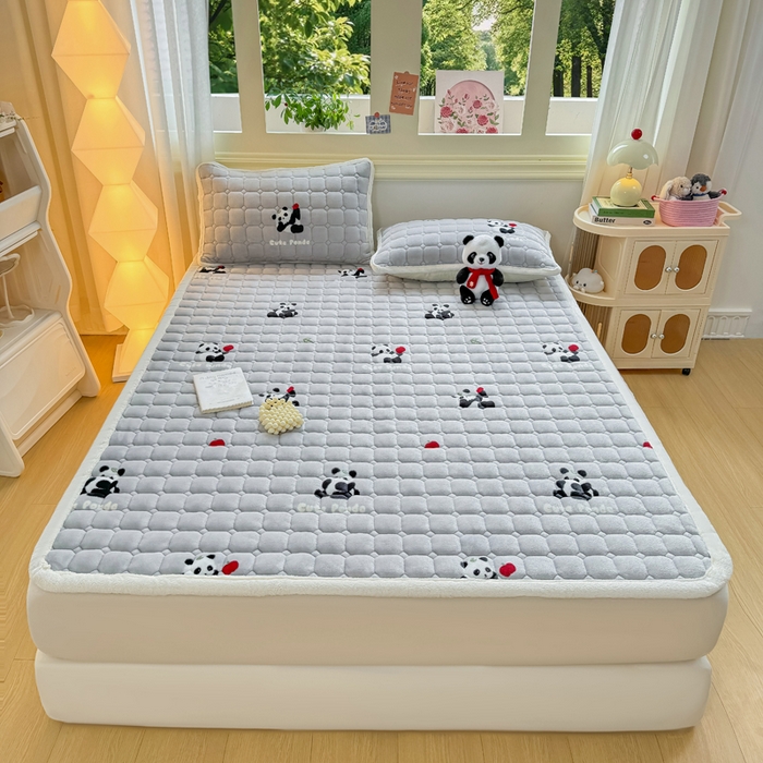 91家纺网 家纺一手货源 找家纺 优品惠 2025新款牛奶绒床垫床褥垫子床护垫冬季加绒加厚夹棉床盖 熊猫灰