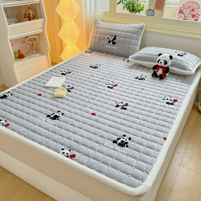 91家纺网 家纺一手货源 找家纺 优品惠 2025新款牛奶绒床垫床褥垫子床护垫冬季加绒加厚夹棉床盖 熊猫灰